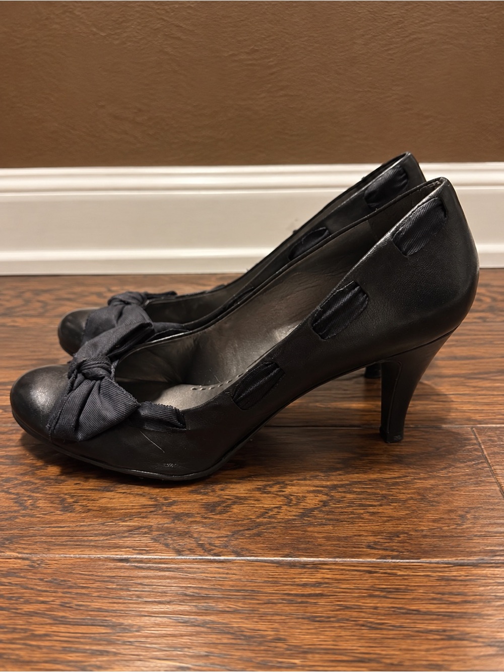 Gianni Bini BETSY001 Black Leather Bow Pumps Heels Size 10M NWT